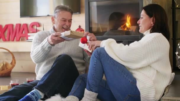 中高年カップル クリスマスに贈り物を与えること — ストック動画