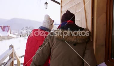 Dağlarda bir dağ evi terk çiftin arkadan görünüş