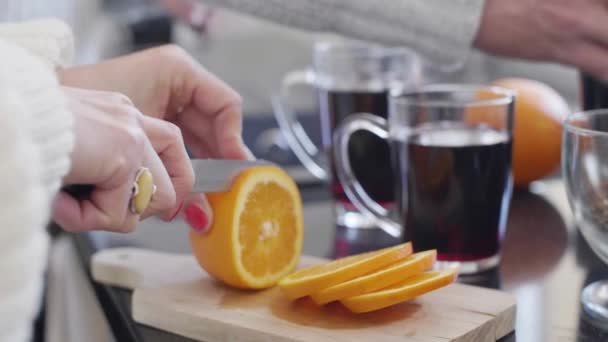 Невпізнавана Жінка Нарізає Лимон Кухні — стокове відео