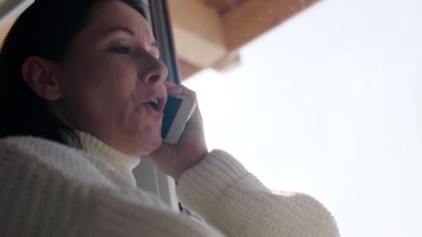 Madura Mujer Hablando Por Teléfono Móvil — Vídeo de stock