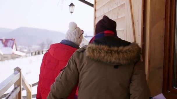 Vue Arrière Couple Quittant Chalet Montagne — Video
