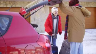 Olgun adam arabaya Bagaj yükleme