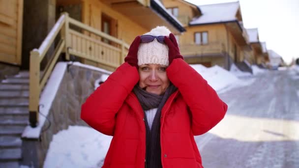 Mujer Mayor Las Montañas — Vídeo de stock