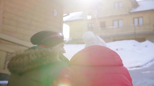 Fröhliches Seniorenpaar Den Bergen — Stockvideo