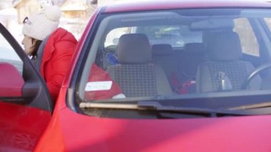 Olgun çift bir araba bagajı açmak