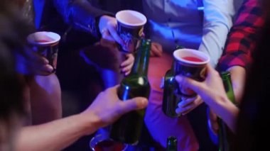 Kostümleri Cadılar Bayramı partisinde toasting arkadaş grubu