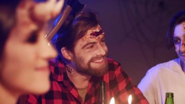 Bir grup insan geceleri ürpertici kostümleri Cadılar Bayramı partisi