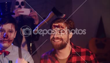 Yetişkin arkadaşlar eğlenmeye Cadılar Bayramı partisinde