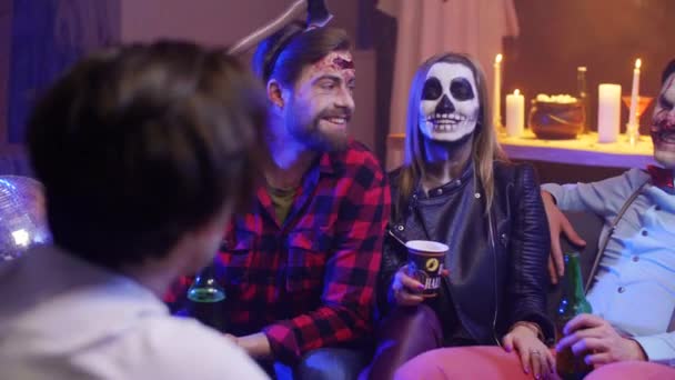 Amigos Divirtiéndose Fiesta Halloween — Vídeo de stock