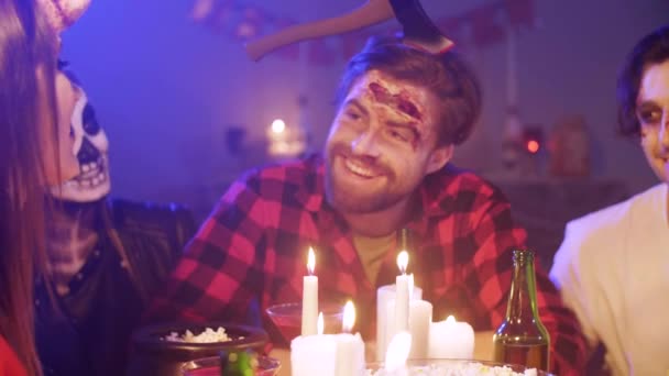Grupa Ludzi Picie Alkoholu Imprezie Halloween Kostiumy — Wideo stockowe