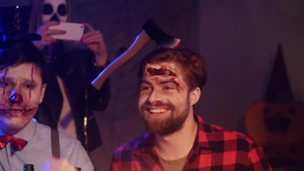 Amigos Adultos Divertindo Festa Halloween — Vídeo de Stock