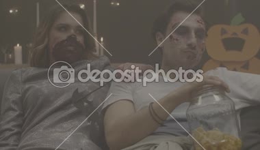 Cadılar bayramı partisinden sonra yorgun arkadaşlar dinleniyor.