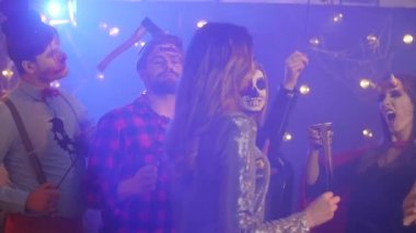 Partide konfeti arasında dans eden komik insanlar.