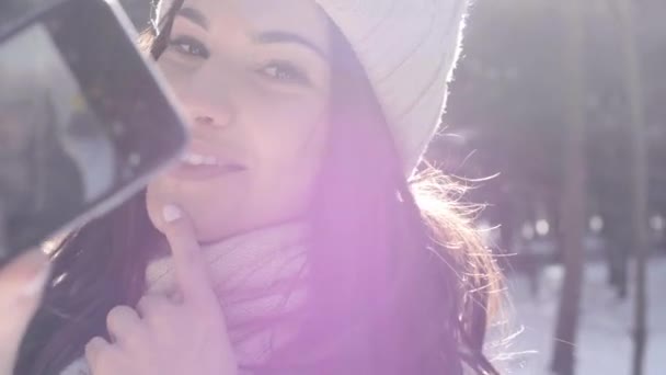 Kvinna Som Tar Selfie — Stockvideo