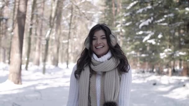 Porträtt Glada Kvinna Promenader Vinter — Stockvideo