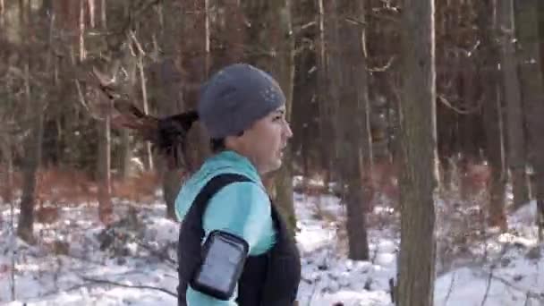 运动员冬季跑步的侧面观 — 图库视频影像