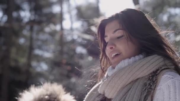 Mulher Treme Durante Temporada Inverno — Vídeo de Stock
