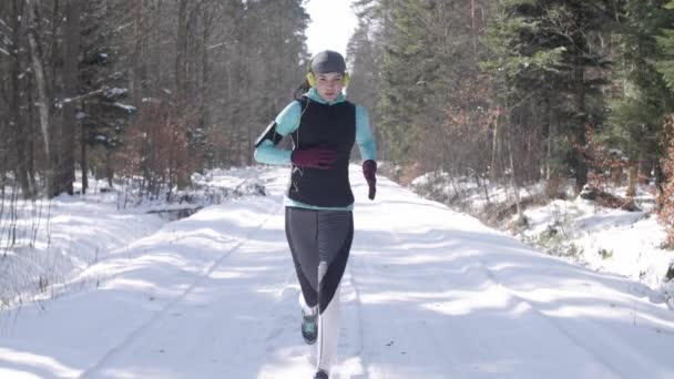 Mujer Con Auriculares Corriendo Invierno — Vídeos de Stock