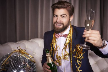 Şampanya toasting ile neşeli işadamı portresi 