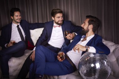 Erkek arkadaşlar yeni yıl kutlama