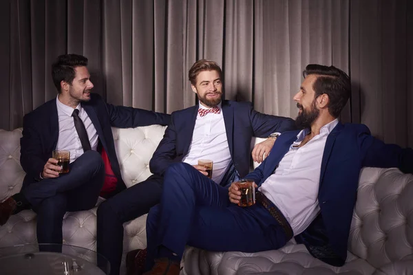 Elegante Mannen Met Whiskey Nachtclub — Stockfoto