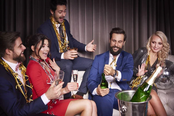Groep Vrienden Wachten Voor Champagne — Stockfoto