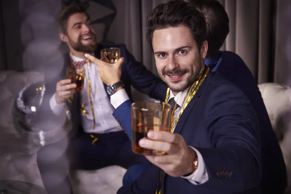 Groupe Hommes Affaires Avec Whisky Jouissant Boîte Nuit — Photo