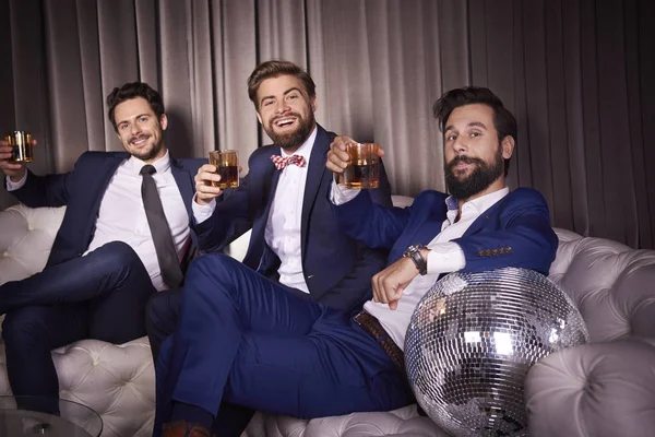 Porträtt Eleganta Män Med Whisky Nattklubb — Stockfoto