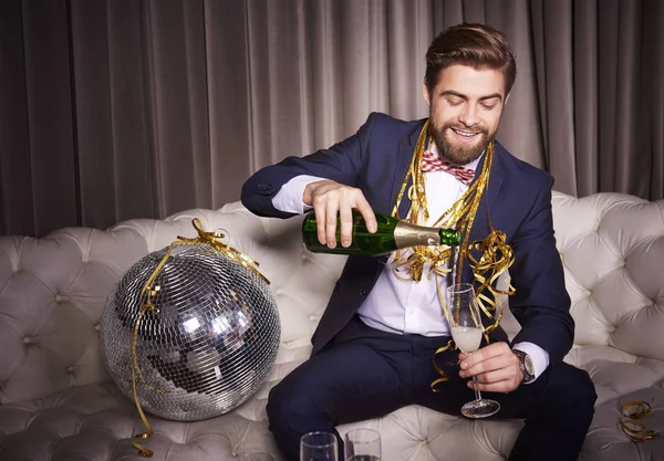 Fröhlicher Mann Schenkt Champagner Nachtclub Ein — Stockfoto