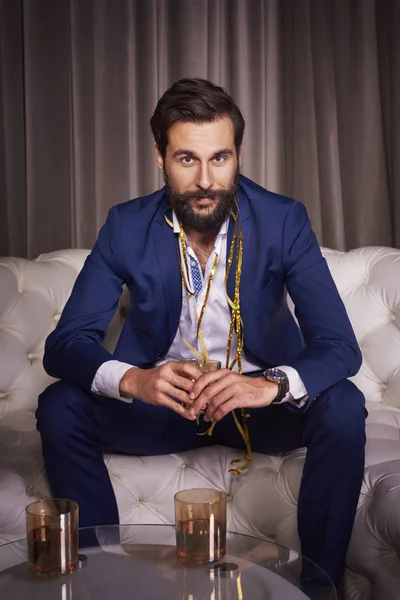 Retrato Hombre Elegante Sosteniendo Vaso Whisky — Foto de Stock