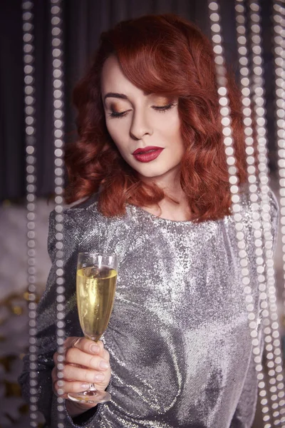 Mujer Elegante Sosteniendo Una Flauta Champán — Foto de Stock