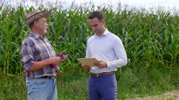 Conversa Entre Agricultor Empresário — Vídeo de Stock
