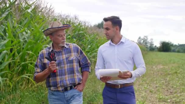 Hombres Hablando Granja Maíz — Vídeo de stock