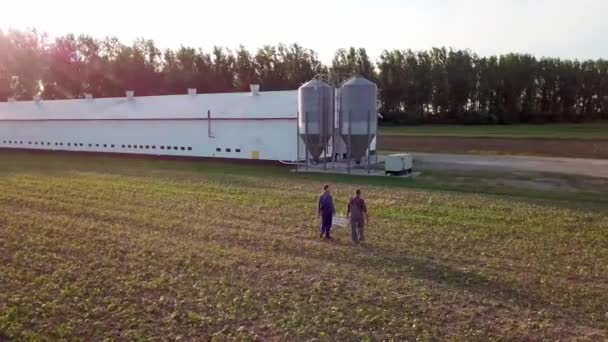 Vista Aérea Dos Agricultores Que Caminham Pelo Campo — Vídeo de Stock