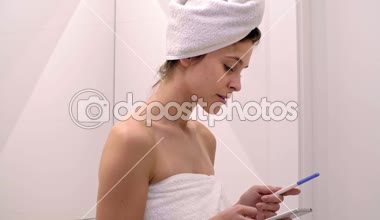 Heyecanlı kadın güvensizlik gebelik testinde bakarak