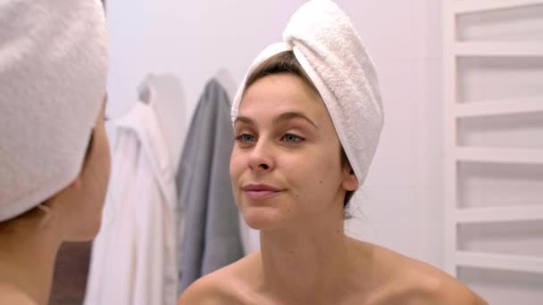 Kobieta Dotyka Jej Twarzy Patrząc Lustro Prysznicem — Wideo stockowe