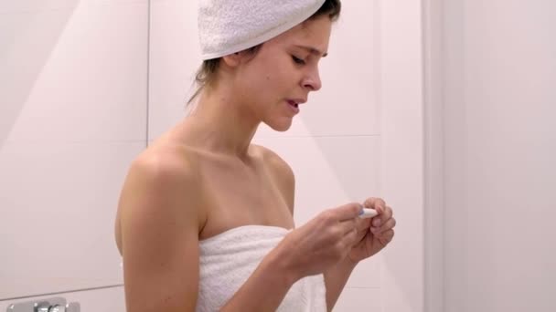 Femme Inquiète Regardant Test Grossesse Dans Salle Bain — Video