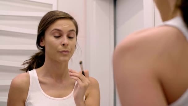 Femme Portant Son Maquillage Dans Salle Bain — Video