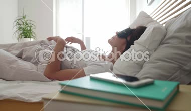 Kadın uyandıktan sonra yatakta geriniyor.