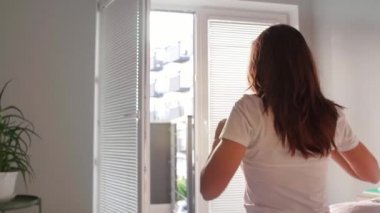 Genç kadının yatak odasında germe arkadan görünüş