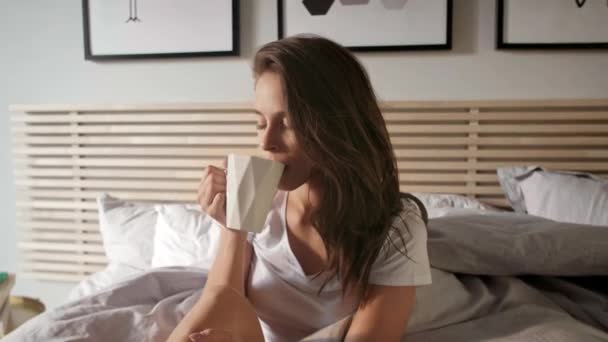 Gelukkige Vrouw Die Dag Vanaf Ochtends Koffie — Stockvideo