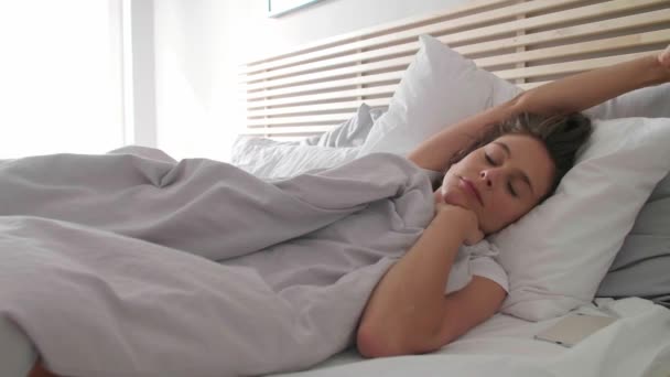 Gelukkige Vrouw Met Behulp Van Mobiele Telefoon Haar Bed — Stockvideo