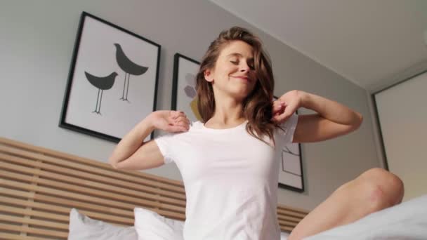 Vrouw Stretching Bed Wakker Worden — Stockvideo