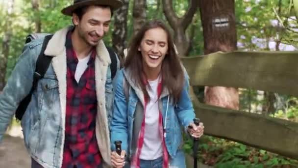 Gelukkige Paar Tochten Door Het Bos — Stockvideo