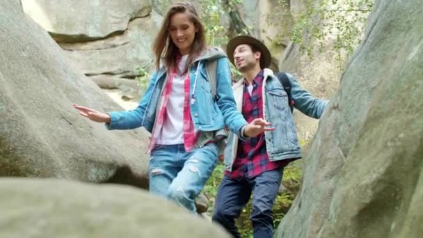山の中の若いカップルは — ストック動画