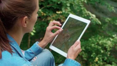 Gezi hiking sırasında bir tablet kullanan kadın