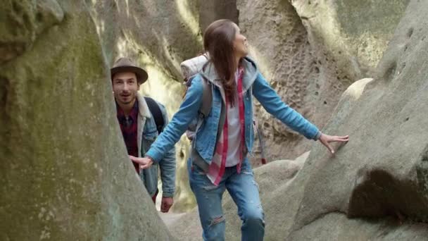 Hiking Yolculuk Sırasında Sırt Çantaları Ile Çift — Stok video