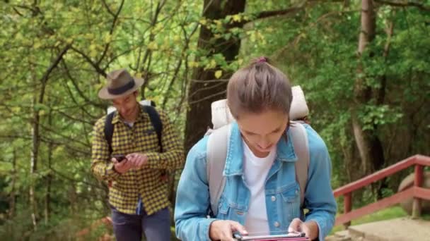 Pareja Utilizando Tecnología Durante Viaje Senderismo — Vídeos de Stock