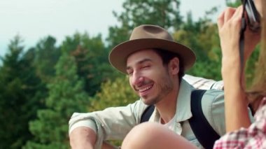 Backpacker dağlarda fotoğraf çekme