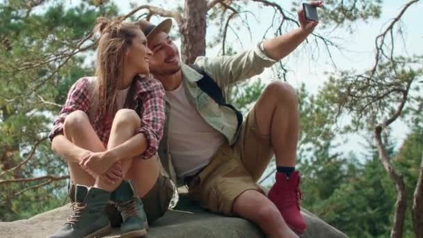 Speelse Backpackers Maken Een Selfie — Stockvideo